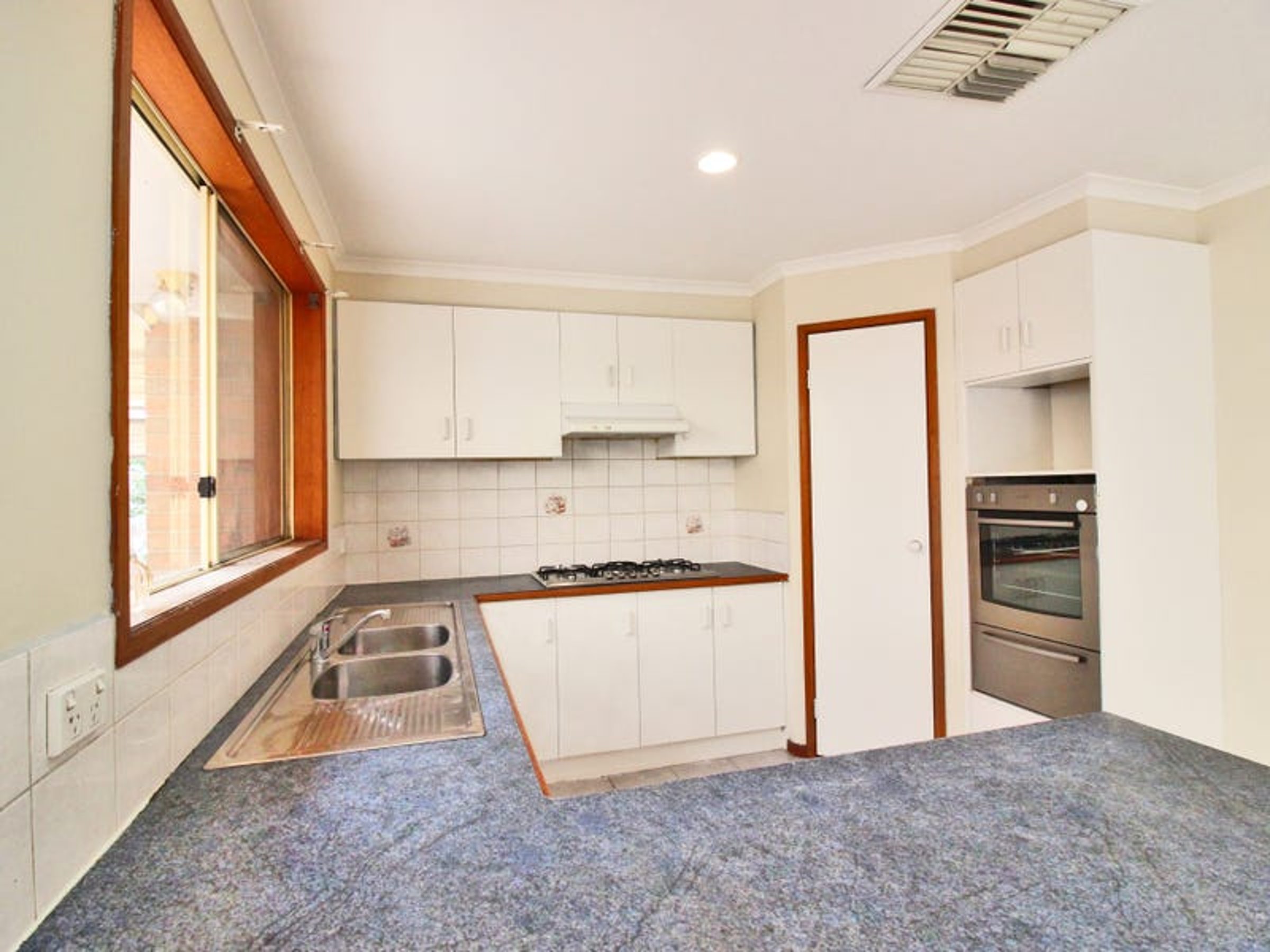 10 Dowding Close, Fawkner, image 8 of 13